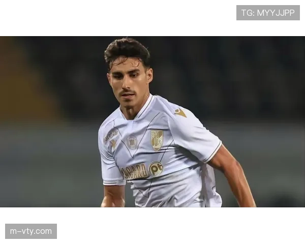 瓦伦西亚核心中场阿尔梅达稳定梳理进攻 球队前场衔接流畅